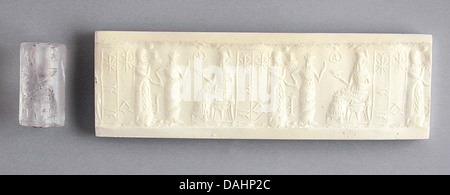 Un sceau de cylindre Babylonien ancien de la collection LACMA, avec des gravures détaillées. Cet artefact représente l'utilisation artistique et fonctionnelle des sceaux dans l'ancienne culture babylonienne. Banque D'Images
