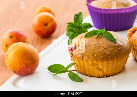 Muffins aux abricots et de menthe sur une table en bois Banque D'Images