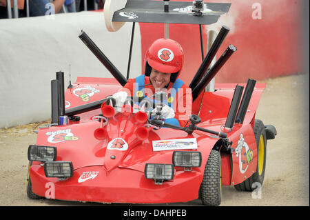 Herten, Allemagne. 14 juillet, 2013. Champion du Monde de Formule 1 Sebastian Vettel conduit une voiture pendant les boîtes à savon Red Bull Soap Box Derby à Hoheward parc paysage à Herten, Allemagne, 14 juillet 2013. Il a couru hors de la concurrence. Photo : HENNING KAISER/dpa/Alamy Live News Banque D'Images