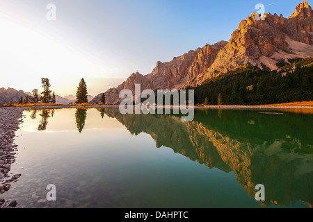 Dolomites - Groupe petit étang à Val Padeon près de Cortina d Ampezzo. Banque D'Images