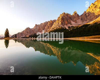 Dolomites - Groupe petit étang à Val Padeon près de Cortina d Ampezzo. Banque D'Images