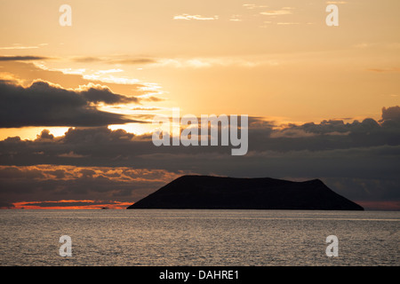 Daphne Major Island au crépuscule, îles Galapagos, Équateur Banque D'Images