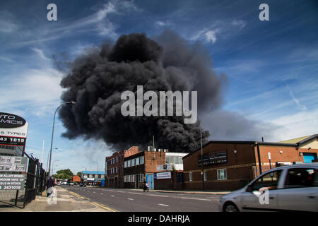 Sheffield, Royaume-Uni. 14 juillet, 2013. Une épaisse fumée noire s'échapper hors de Recycling center fire sur Foley Street à Sheffield Crédit : Gary Bagshawe/Alamy Live News Banque D'Images