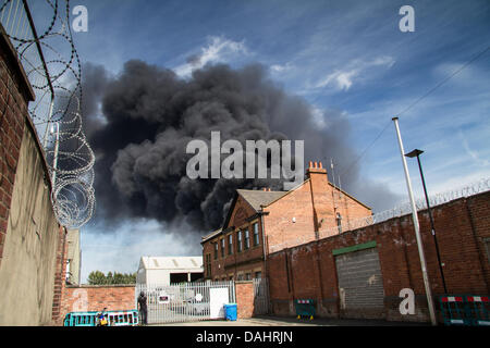 Sheffield, Royaume-Uni. 14 juillet, 2013. Une épaisse fumée noire s'échapper hors de Recycling center fire sur Foley Street à Sheffield Crédit : Gary Bagshawe/Alamy Live News Banque D'Images