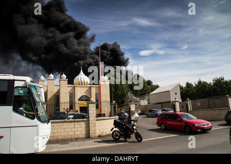 Sheffield, Royaume-Uni. 14 juillet, 2013. Une épaisse fumée noire s'échapper hors de Recycling center fire sur Foley Street à Sheffield Crédit : Gary Bagshawe/Alamy Live News Banque D'Images