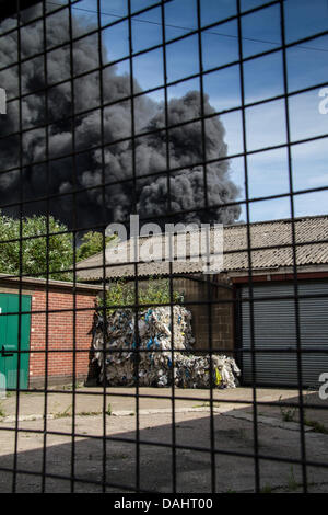 Sheffield, Royaume-Uni. 14 juillet, 2013. Une épaisse fumée noire s'échapper hors de Recycling center fire sur Foley Street à Sheffield Crédit : Gary Bagshawe/Alamy Live News Banque D'Images