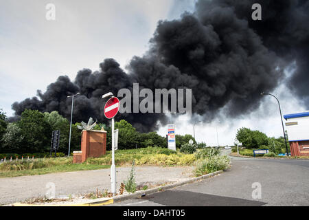 Sheffield, Royaume-Uni. 14 juillet, 2013. Une épaisse fumée noire s'échapper hors de Recycling center fire sur Foley Street à Sheffield Crédit : Gary Bagshawe/Alamy Live News Banque D'Images