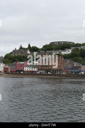 La tour McCaig et front de mer d'Oban en Écosse Juillet 2013 Banque D'Images