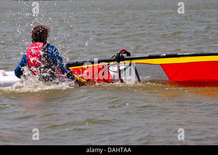 Windsurfer relevant de leur conseil dans l'eau UK Banque D'Images