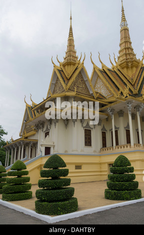 Topiary dans les jardins du palais royal Phnom Penh Cambodge Banque D'Images