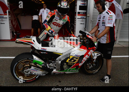 Oberlungwitz, Allemagne. 14 juillet, 2013. Stefan Bradl (LCR Honda Moto GP)pendant la course au Sachsenring circuit. Credit : Gaetano Piazzolla/Alamy Live News Banque D'Images