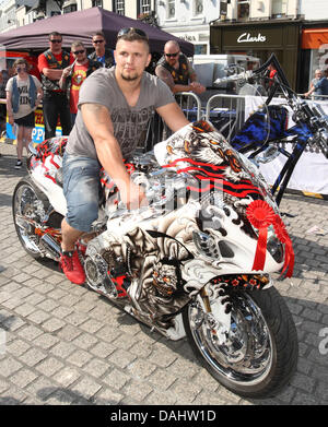 Waterford, Irlande. Le 13 juillet, 2013. Les membres de l'Freewheelers regardent le Busav rides par Lucas sur son vélo qui a eu le prix du meilleur travail de peinture personnalisée et le meilleur vélo de Street Fighter. Waterford Bike Festival, organisé pour la deuxième année de la place de la ville, des centaines de motos rode dans pour profiter du spectacle et de l'ensoleillement, l'événement est organisé par le club de moto Freewheelers basé à Waterford. Crédit : Ian Shipley/Alamy Live News Banque D'Images