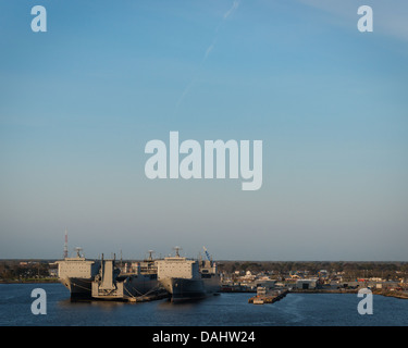 Bateau sur la rivière Elizabeth, à Norfolk, en Virginie. Banque D'Images