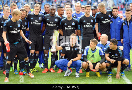 Les joueurs d'Hambourg célèbrent leur victoire lors du test match entre l'Hamburger SV et le FC Copenhague à l'Imtech Arena de Hambourg, Allemagne, 14 juillet 2013. Hambourg a gagné 2-0. Photo : AXEL HEIMKEN Banque D'Images