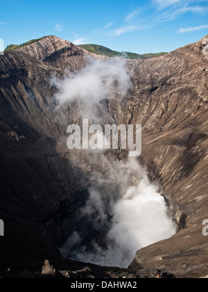 La fumée sortir du cratère du volcan Bromo Banque D'Images