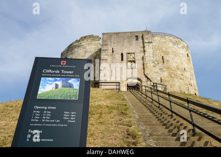 Cliffords Tower le centre-ville de York UK Banque D'Images
