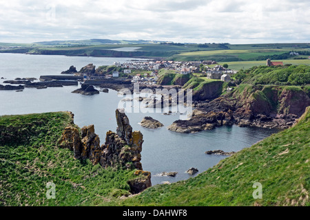 Le petit village de pêche et du port de Saint Abbs East Lothian en Écosse vu de tout Starney Bay Banque D'Images