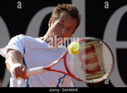 L'Allemagne de commentaires renvoie la balle pendant le match final contre l'Italie à l'ATP Tour Fognini à Stuttgart, Allemagne, 14 juillet 2013. Photo : MARIJAN MURAT Banque D'Images