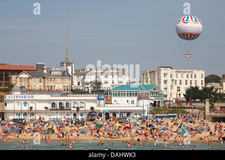 Bournemouth, Royaume-Uni 14 Juillet 2013. Rester au frais dans la chaleur étouffante à Bournemouth beach Crédit : Carolyn Jenkins/Alamy Live News Banque D'Images