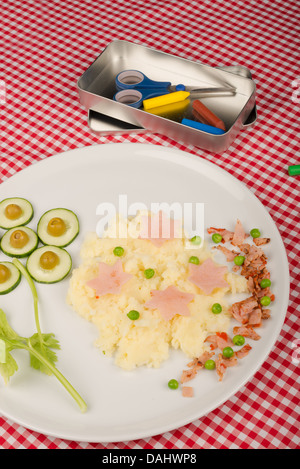 Purée de pomme de terre avec quelques légumes crus, repas pour enfants Banque D'Images