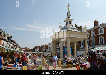 Le marché de Market Cross et le marché du samedi dans le centre-ville de Beverley, Royaume-Uni Banque D'Images