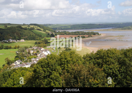 Llansteffan village et l'estuaire de la Tywi Carmarthenshire Wales Cymru UK GO Banque D'Images