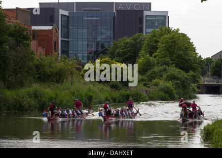 Northampton, rivière Nene, 24 juillet 2013. Dragon Boat Festival au milieu de pré. Organisé par le Rotary Club de Northampton est. La fin d'une journée complète de course pour les 39 équipages, avec 3 courses chacune, ce qui a été apprécié par la grande foule de visiteurs à l'événement de cette année à des températures de 31 degrés C. gagnants pour l'événement ont été voile no1. 1ère Tollers de torpilles. Aucun bateau 2. 2e 5-0 Howden et voile no 3. 3e zéro sept bateaux en un papa. Banque D'Images