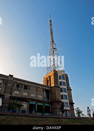 Vue sur le mât d'antenne à l'Alexandra Palace, le lieu de naissance de la télévision, le nord de Londres, Londres, Angleterre, Royaume-Uni Banque D'Images