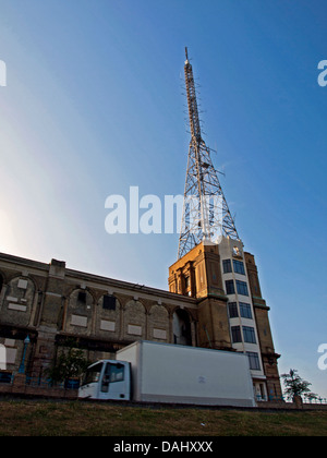 Vue sur le mât d'antenne à l'Alexandra Palace, le lieu de naissance de la télévision, le nord de Londres, Londres, Angleterre, Royaume-Uni Banque D'Images