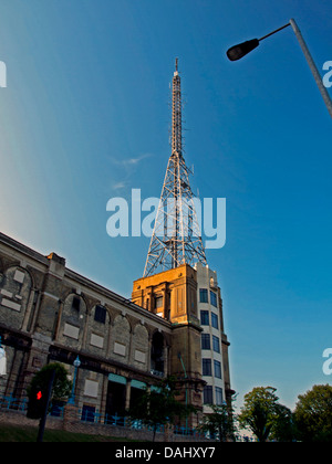 Vue sur le mât d'antenne à l'Alexandra Palace, le lieu de naissance de la télévision, le nord de Londres, Londres, Angleterre, Royaume-Uni Banque D'Images