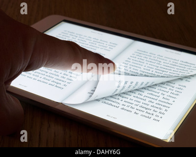 Tourner la page de l'ebook reader sur un ordinateur tablette iPad mini Banque D'Images