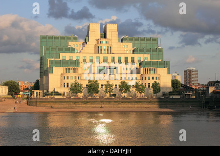 L'immeuble sis, connu comme le siège du MI6 à Vauxhall, 85 Albert Embankment, London UK Banque D'Images