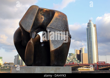 Le dispositif de verrouillage sculpture de Henry Moore sur le remblai à Millbank Thames, London, avec St George Wharf Tower. Banque D'Images