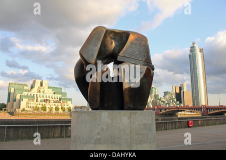 Le dispositif de verrouillage sculpture de Henry Moore sur le remblai à Millbank Thames, London, avec le MI6 et l'AC St George Wharf Tower. Banque D'Images