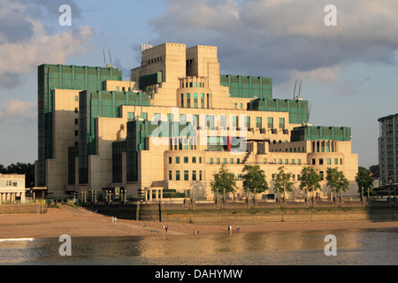 L'immeuble sis, connu comme le siège du MI6 à Vauxhall, 85 Albert Embankment, London UK Banque D'Images