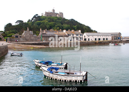 Bateaux dans le port de St Michaels Mount, Cornwall, UK Banque D'Images