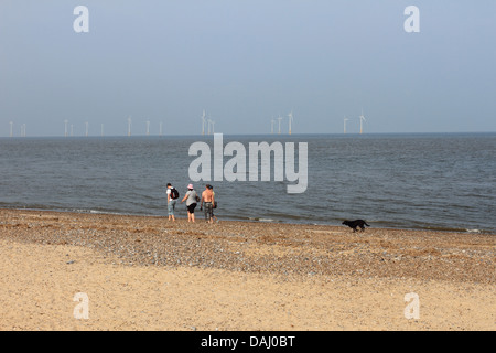 Les gens marchent sur la plage, les vacanciers appréciant sur la plage de Great Yarmouth, Scroby éolienne à l'arrière, Norfolk, Royaume-Uni Banque D'Images