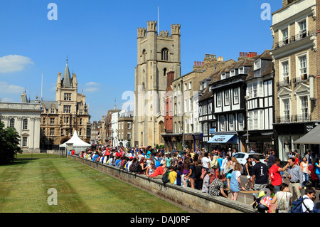 Kings Parade, et Grande Eglise St Mary, Cambridge, touristes, visiteurs Cambridgeshire England UK Banque D'Images