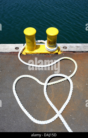 Fer à repasser bollard dans un port avec nœud lié Banque D'Images