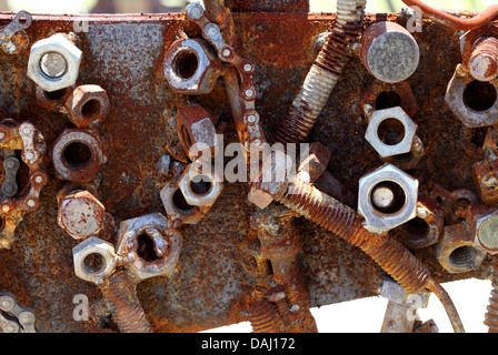 Les écrous et boulons rouillés sur une vieille machine Banque D'Images