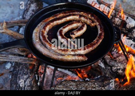 La cuisson sur feu de bois, boerewors Nyae Nyae Conservancy, près de Tsumkwe, Namibie, Afrique du Sud Banque D'Images