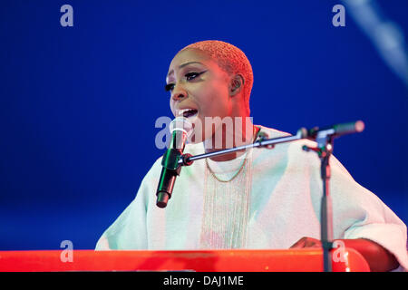 Balado, Kinross, Scotland, UK, dimanche, 14 juillet, 2013. Laura Mvula, chanteur auteur-compositeur britannique de Birmingham, sur le stade, les transmissions à T in the Park 2013, le festival de musique de trois jours est maintenant à sa 20e année. © a appelé l'farrell Banque D'Images