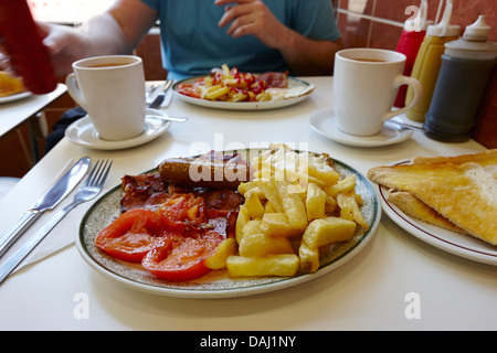 French Fried petit déjeuner pour deux dans une cuillère greasy café du centre de Londres, Angleterre, Royaume-Uni Banque D'Images