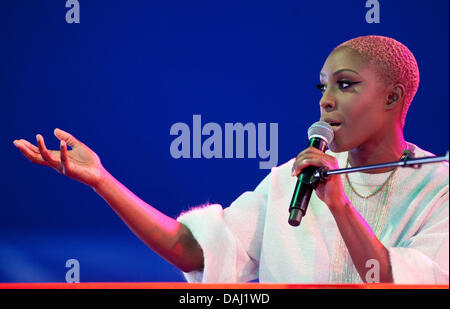 Balado, Kinross, Scotland, UK, dimanche, 14 juillet, 2013. Laura Mvula, chanteur auteur-compositeur britannique de Birmingham, sur le stade, les transmissions à T in the Park 2013, le festival de musique de trois jours est maintenant à sa 20e année. © a appelé l'farrell Banque D'Images