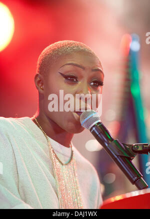 Balado, Kinross, Scotland, UK, dimanche, 14 juillet, 2013. Laura Mvula, chanteur auteur-compositeur britannique de Birmingham, sur le stade, les transmissions à T in the Park 2013, le festival de musique de trois jours est maintenant à sa 20e année. © a appelé l'farrell Banque D'Images