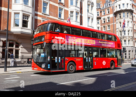 New London routemaster bus dans le centre de Londres, Angleterre Banque D'Images