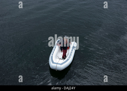 Man and Boy dans un Yacht Novurania offre dans l'Ecosse Argyll Bute de Kyles Banque D'Images