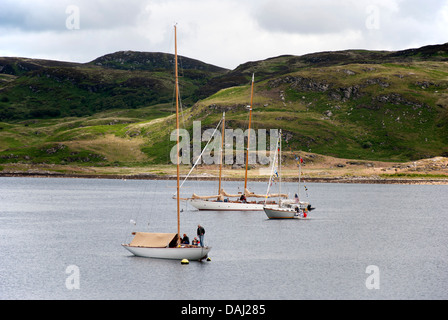 Seascape de yachts amarrés dans la baie de Tighnabruaich Argyll en Écosse au cours de la Fife Regatta 2013 Banque D'Images