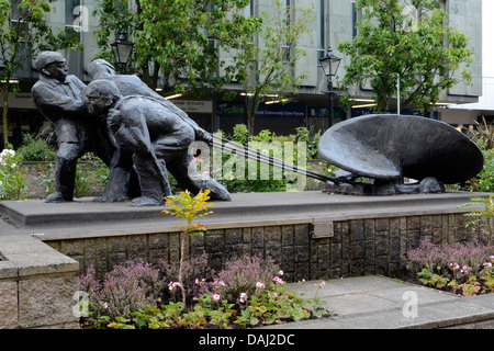 Les hommes de la Clyde Sculpture par Naomi Hunt DA Clyde Square de la rue Cathcart, Greenock en Écosse Banque D'Images