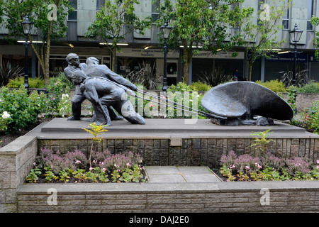 Les hommes de la Clyde Sculpture par Naomi Hunt DA Clyde Square de la rue Cathcart, Greenock en Écosse Banque D'Images